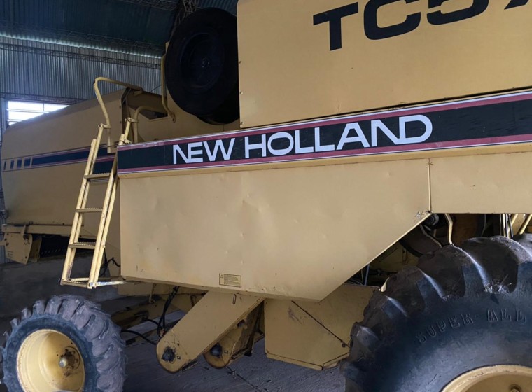 Cosechadora New Holland TC 57, año 1997