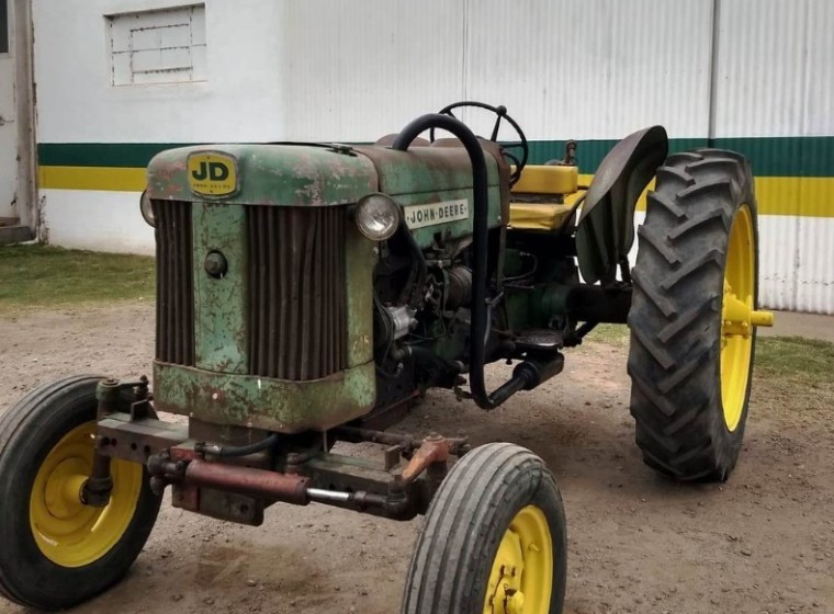 Tractor John Deere 445, año 1