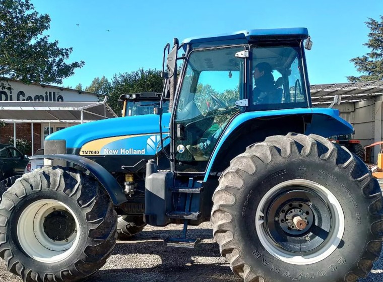 Tractor New Holland TM 7040, año 2016