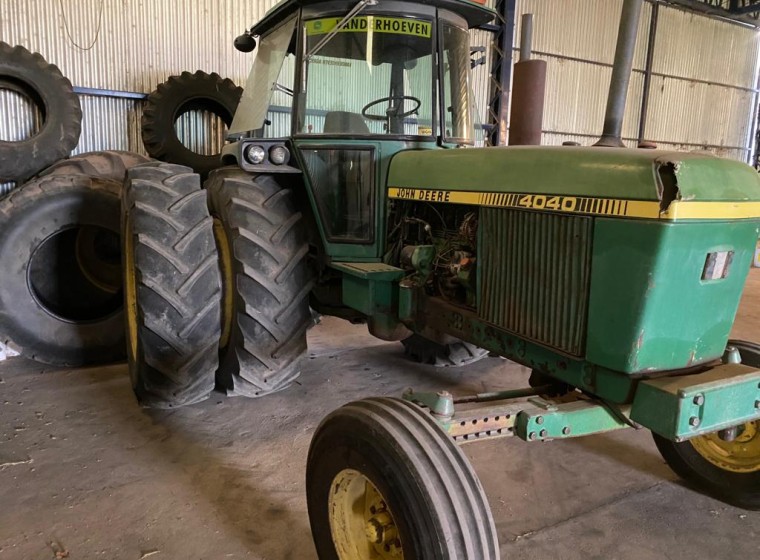Tractor John Deere 4040, año 1