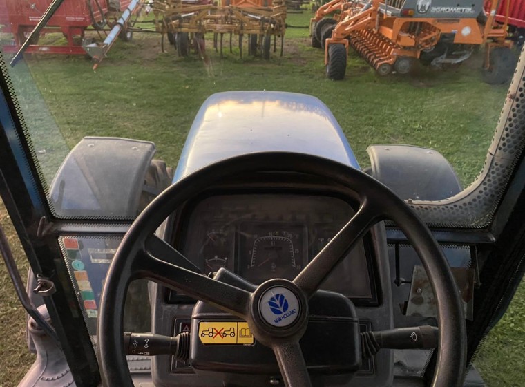 Tractor New Holland TM 150, año 2004