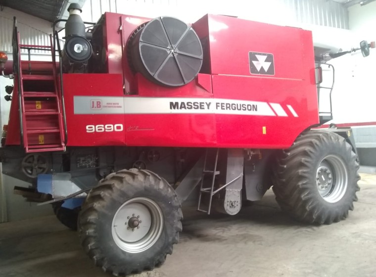 Cosechadora Massey Ferguson 9690, año 1