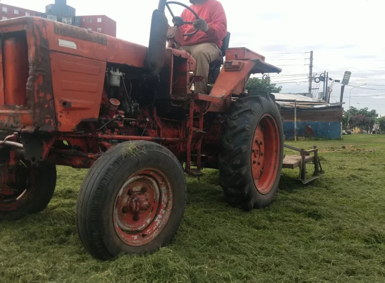 Tractor Ruslan T25, año 1984