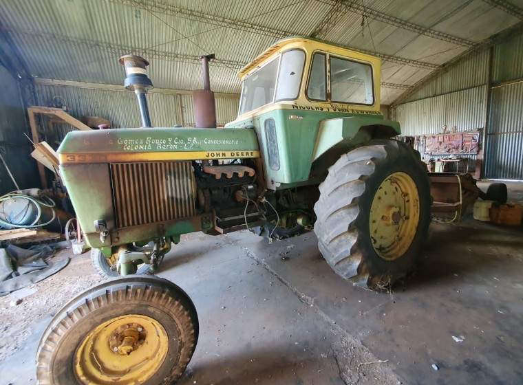 Tractor John Deere 3330, año 1