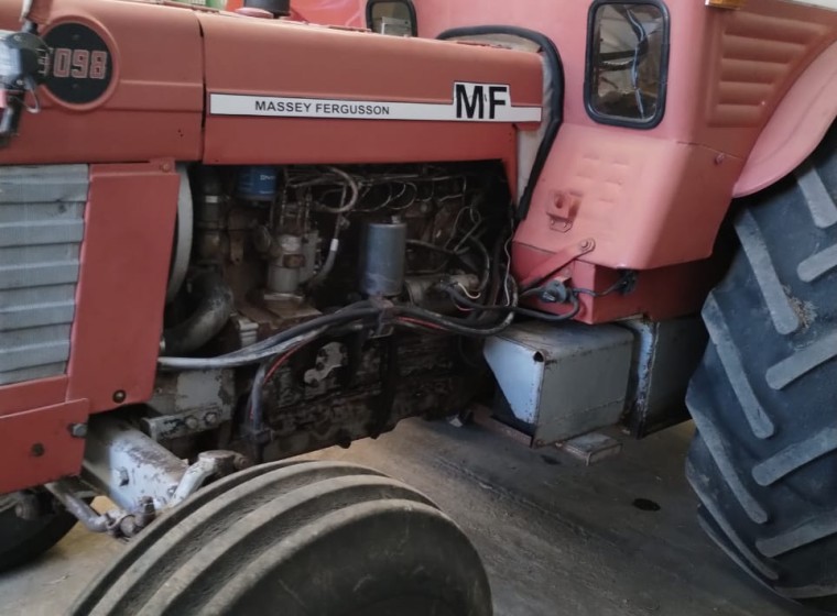 Tractor Massey Ferguson 1098, año 1