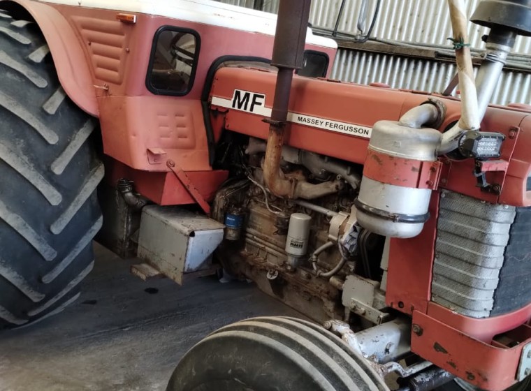 Tractor Massey Ferguson 1098, año 1