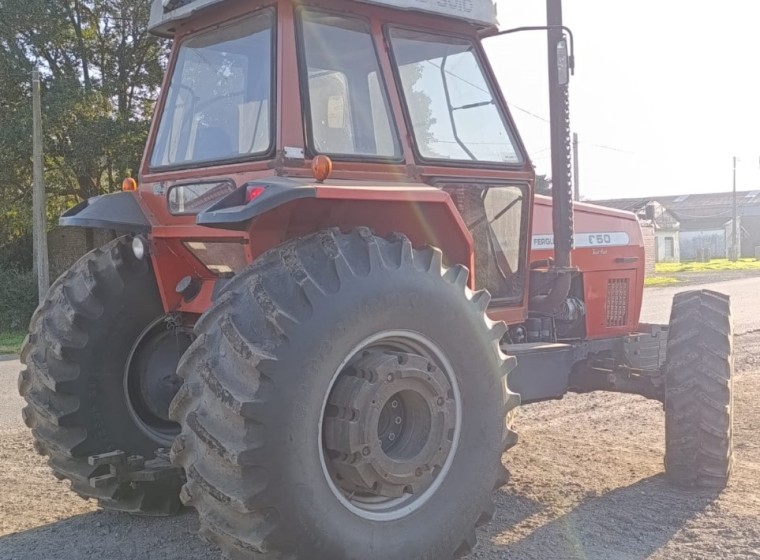 Tractor Massey Ferguson 650, año 2005