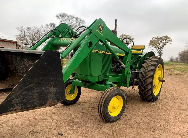 Tractor John Deere 2420, año 1978