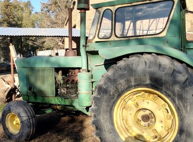 Tractor John Deere 5020, año 1965