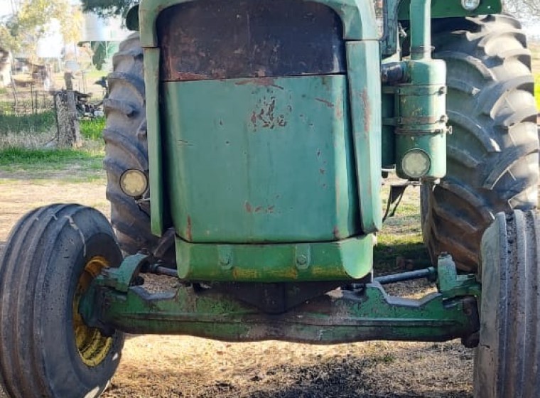 Tractor John Deere 5020, año 1965