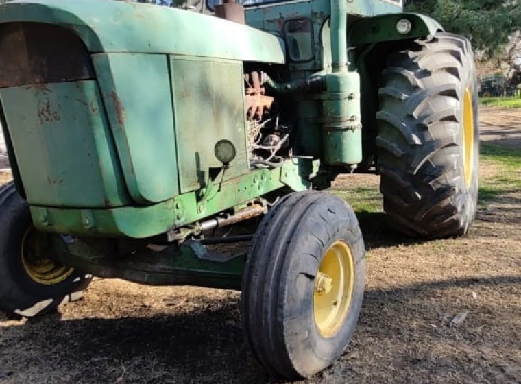 Tractor John Deere 5020, año 1965