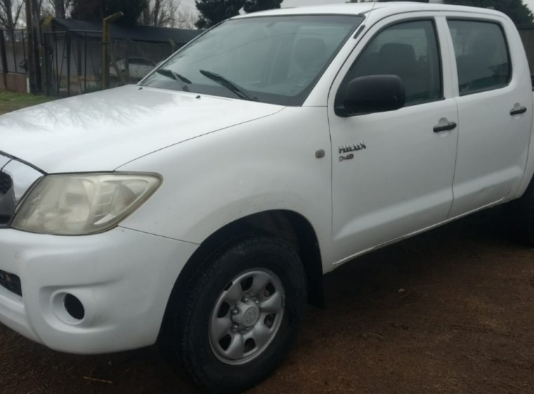 Vehículo Toyota Hilux DX, año 2010