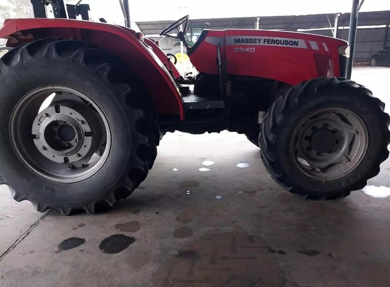 Tractor Massey Ferguson 2640, año 1