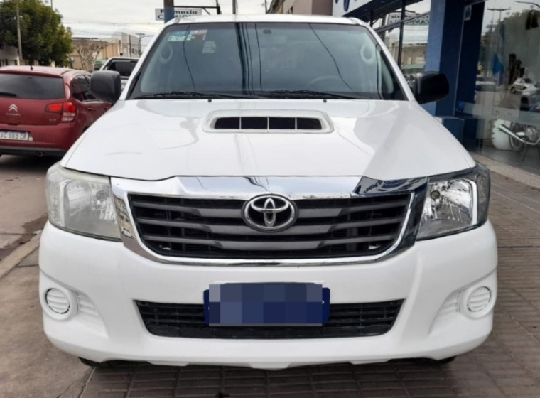 Vehículo Toyota Hilux DX Pack 2.5, año 2015