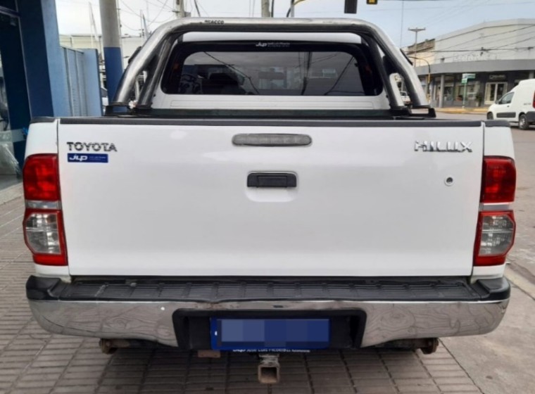 Vehículo Toyota Hilux DX Pack 2.5, año 2015