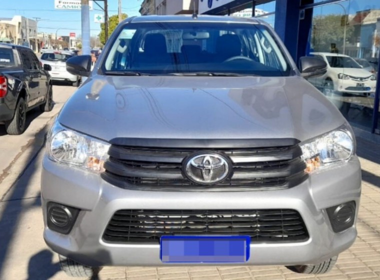 Vehículo Toyota Hilux DX 2.4, año 0