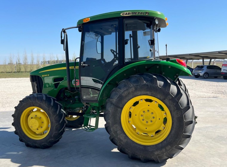 Tractor John Deere 5090 E, año 2017