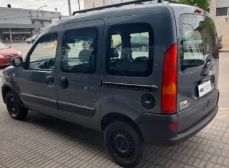 Vehículo Renault Kangoo Authentic Plus 1.6, año 2012