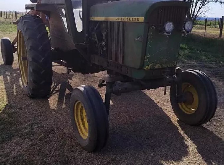 Tractor John Deere 2420, año 1979