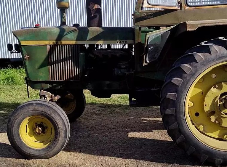 Tractor John Deere 2420, año 1979