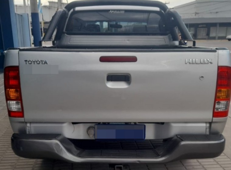 Vehículo Toyota Hilux DX 2.5, año 2011