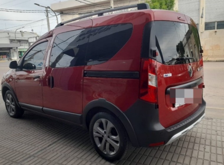 Vehículo Renault Kangoo Stepway 1.5, año 2023