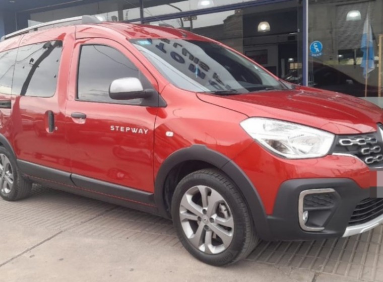 Vehículo Renault Kangoo Stepway 1.5, año 2023