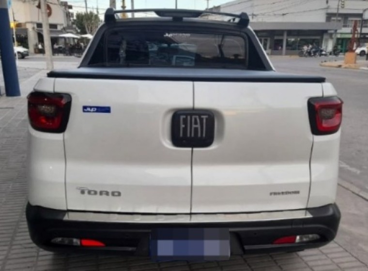 Vehículo Fiat Toro Freedom 1.8, año 2020