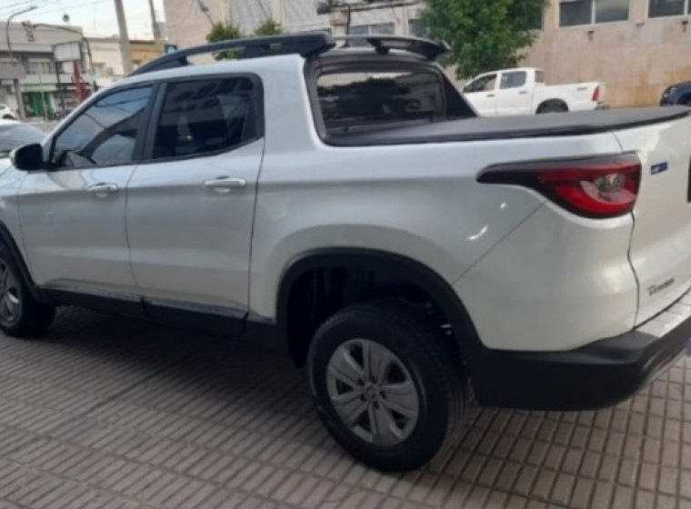 Vehículo Fiat Toro Freedom 1.8, año 2020