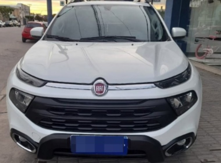 Vehículo Fiat Toro Freedom 1.8, año 2020