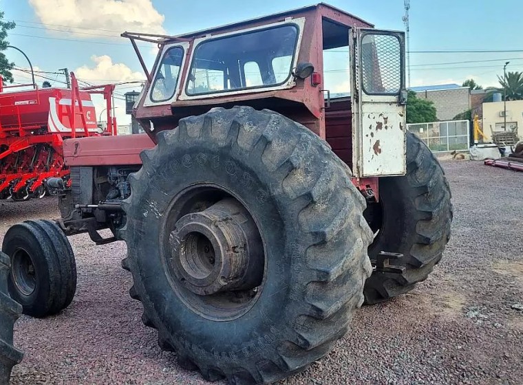 Tractor Massey Ferguson 1098, año 1