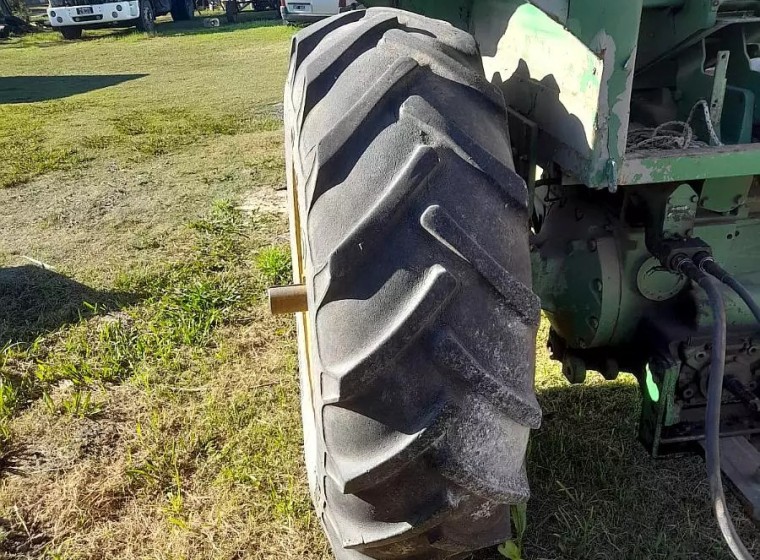 Tractor John Deere 2420, año 1