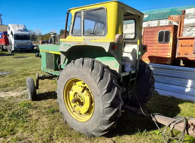 Tractor John Deere 2420, año 1