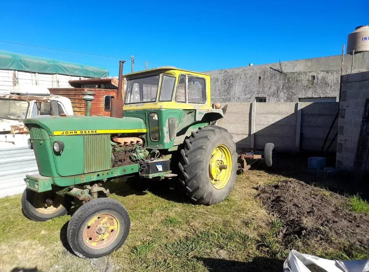 Tractor John Deere 2420, año 1