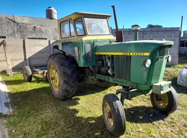 Tractor John Deere 2420, año 1