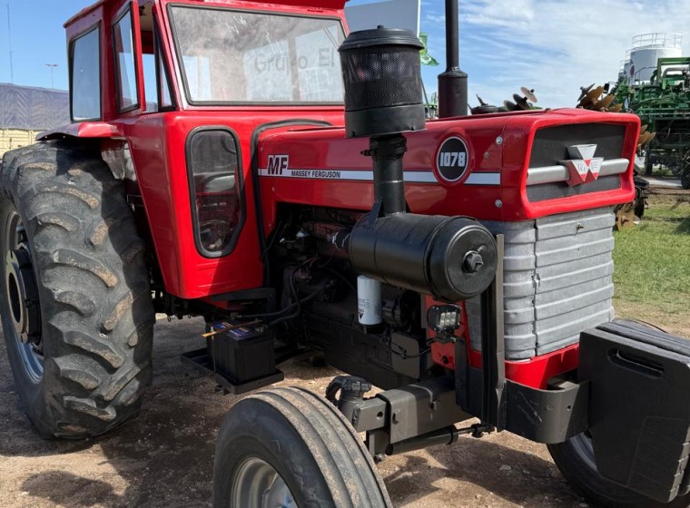 Tractor Massey Ferguson 1078, año 1