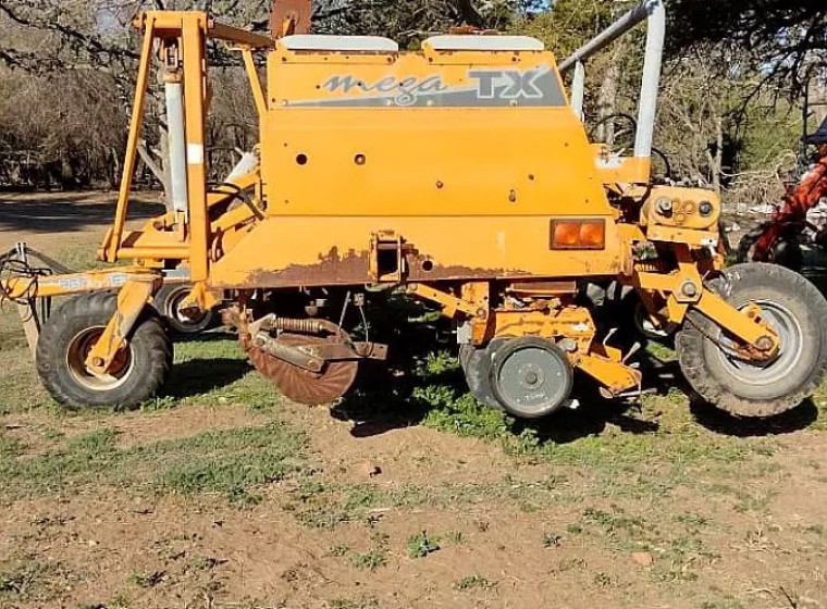 Sembradora Agrometal TX Mega 1352, año 2003