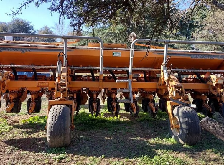 Sembradora Agrometal TX Mega 1352, año 2003