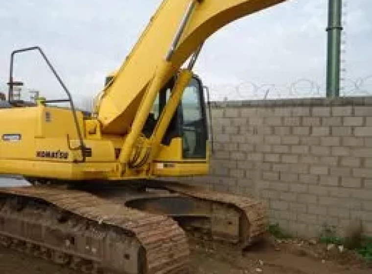 Maquinaria vial Komatsu PC 200 LC, año 2006