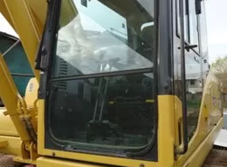 Maquinaria vial Komatsu PC 200 LC, año 2006