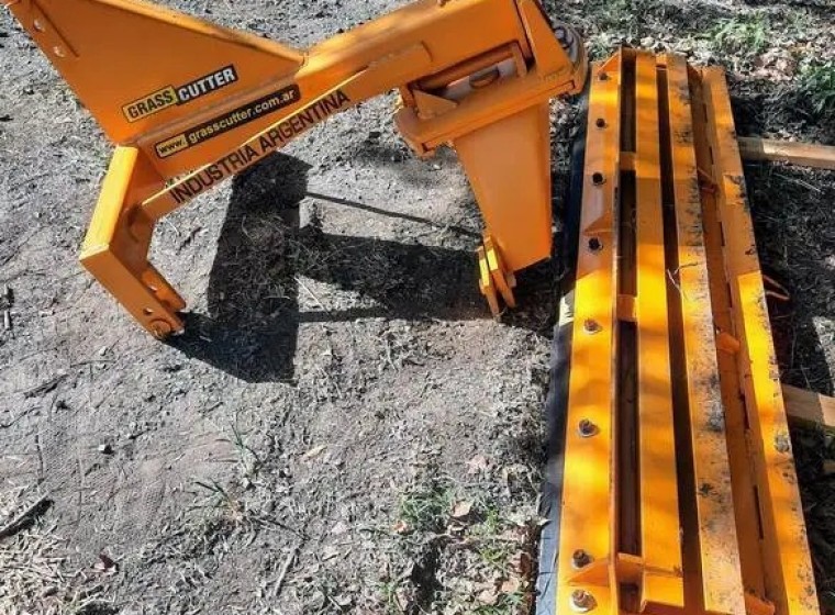 Maquinaria vial Grass-Cutter 2400 3P, año 0