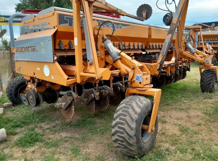 Sembradora Agrometal TX Mega 1635, año 2009