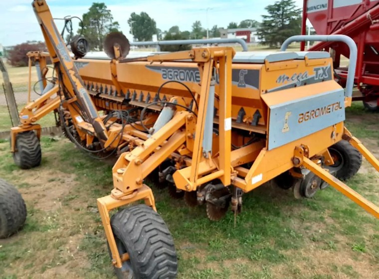 Sembradora Agrometal TX Mega 1635, año 2009