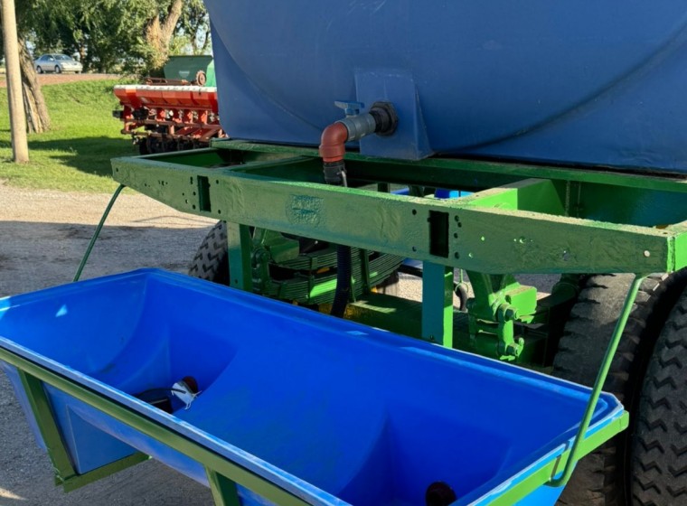 Acoplado Rotor 10000 lts con bebederos, año 1