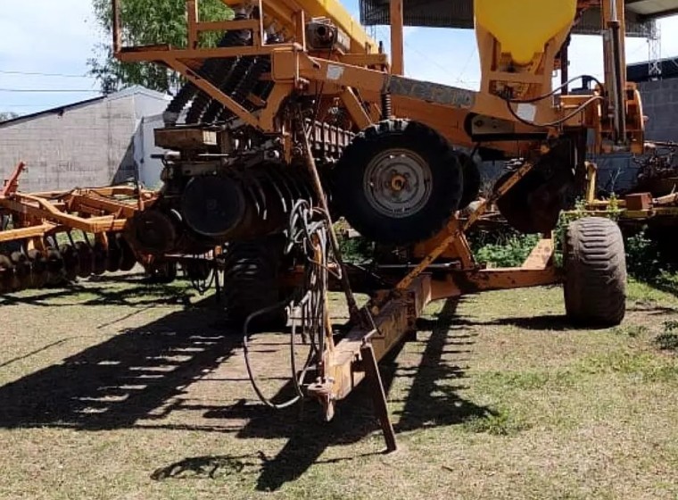 Sembradora Brazo Fuerte 2038, año 1