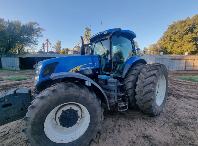 Tractor New Holland T7060, año 2011