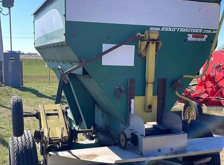 Fertilizadora Industrias Nani 3000 lts, año 1