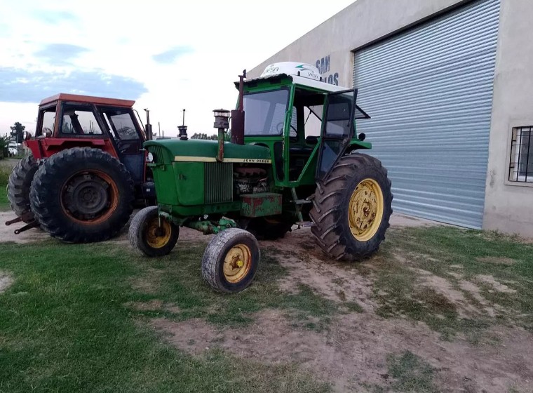 Tractor John Deere 2420, año 1976