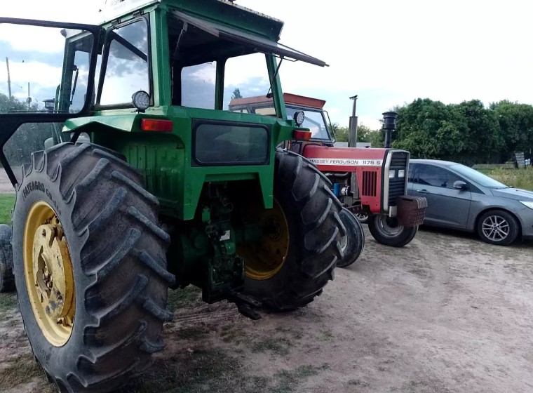 Tractor John Deere 2420, año 1976