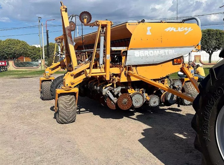 Sembradora Agrometal MXY 2717, año 2010